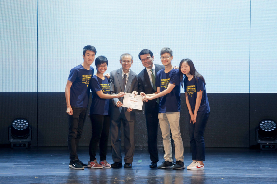 商務及經濟發展局局長邱騰華先生與香港大學副校長（研究）賀子森教授頒獎予海洋公園x香港大學HACKATHON的冠軍隊伍。
